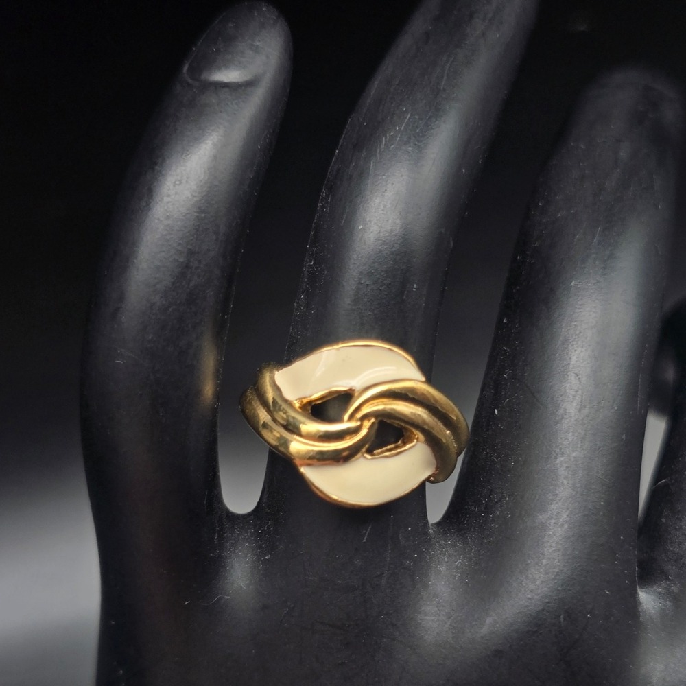 Avon 1989 Key Biscayne Ring Size 6 Cream Enamel Gold Tone Swirl Vintage